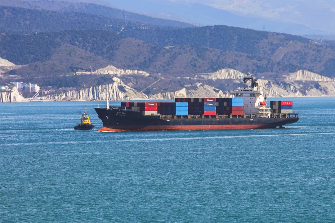 Containerschiff auf offener See