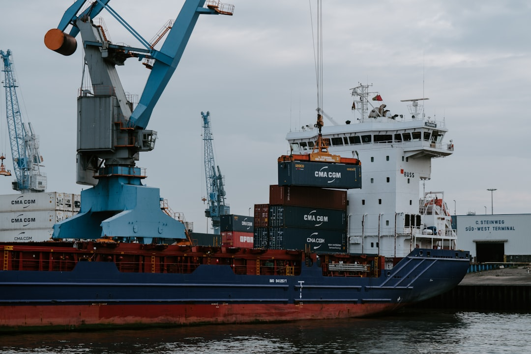 Großes Containerschiff im Hafen